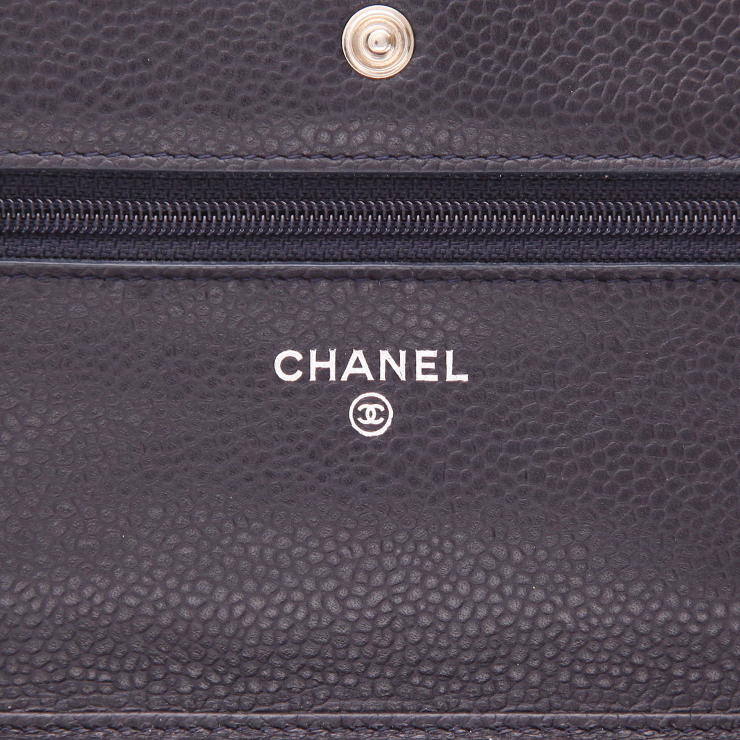 Chanel Wallet on Chain shoulder bag in navy blue quilted grained leather - Detail D2