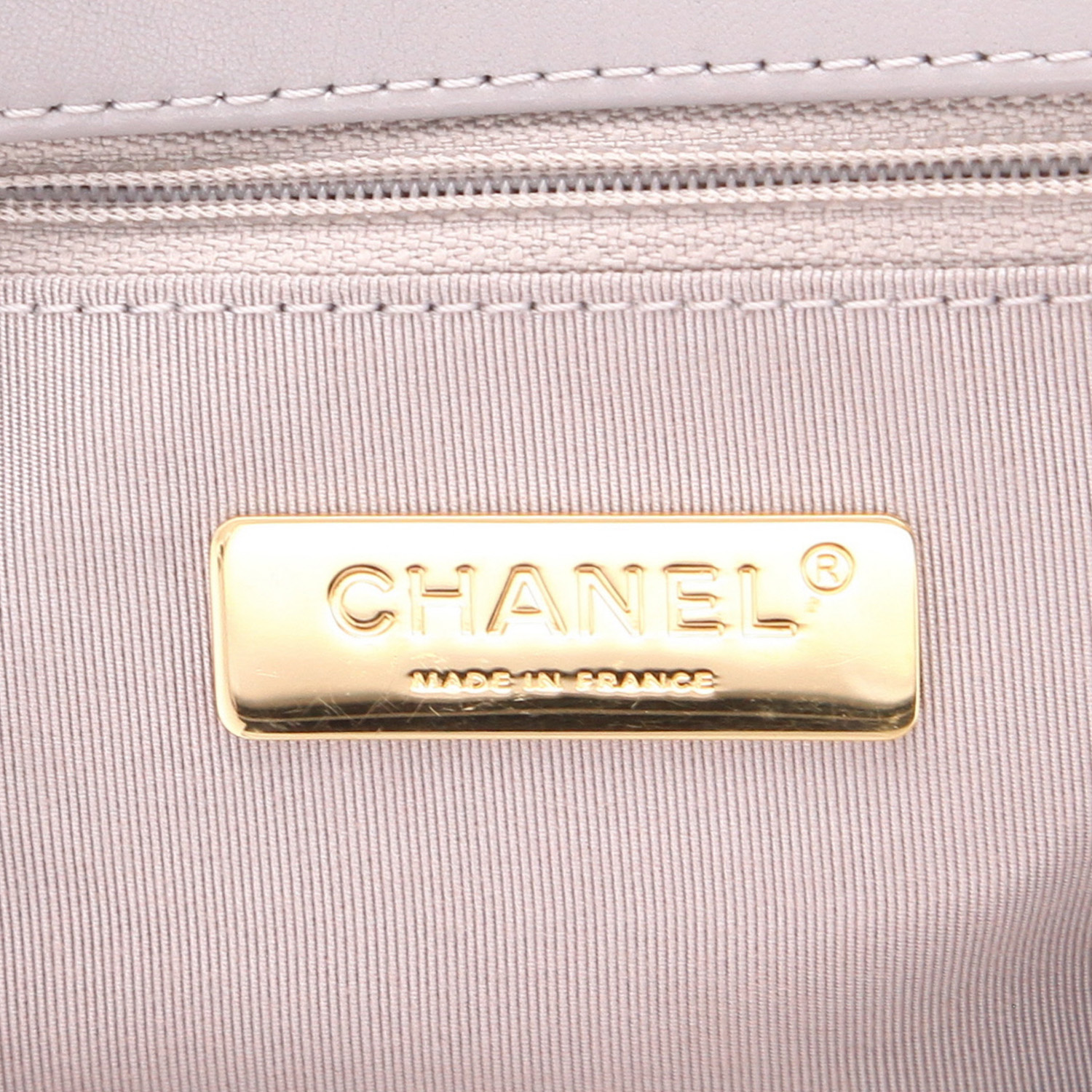 Chanel 19 large model shoulder bag in grey quilted leather - Detail D2