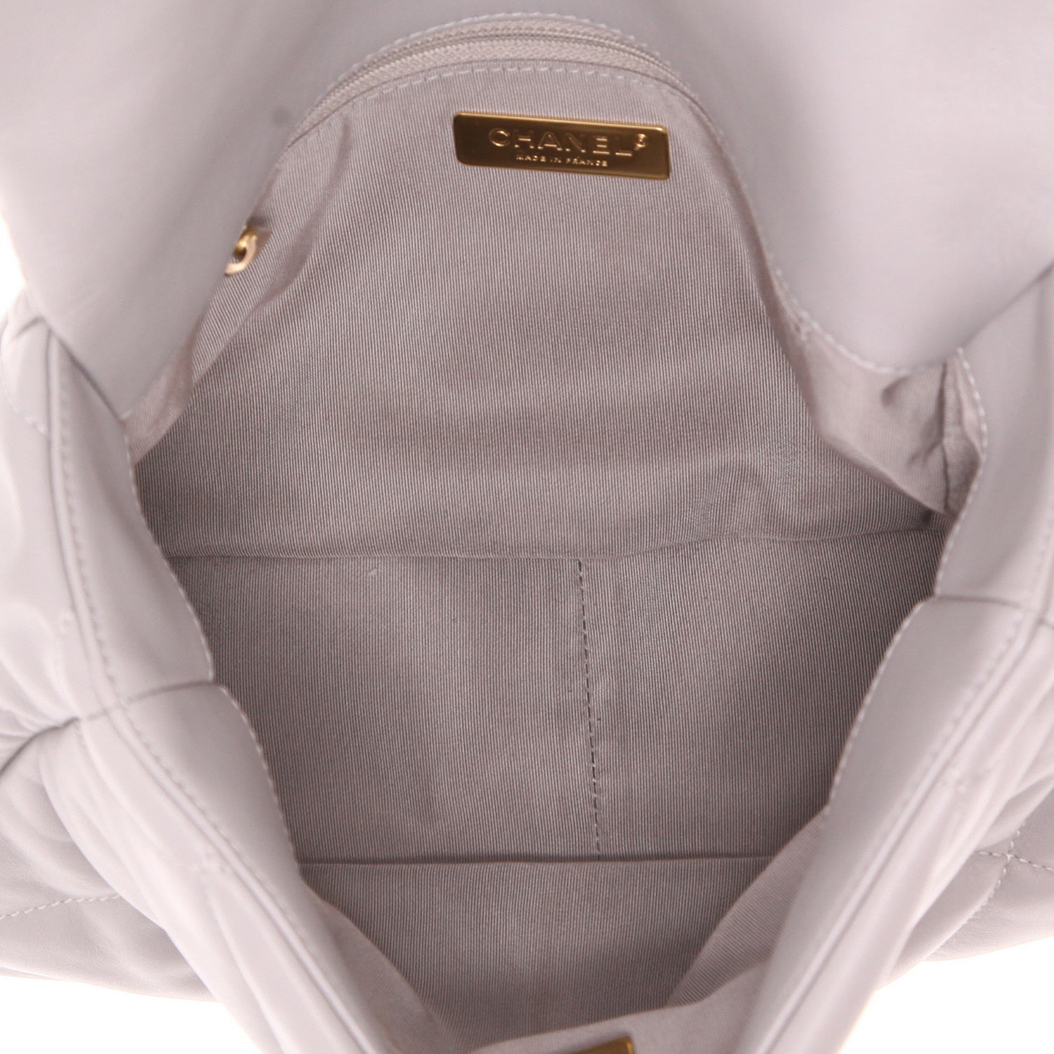 Chanel 19 large model shoulder bag in grey quilted leather - Detail D3