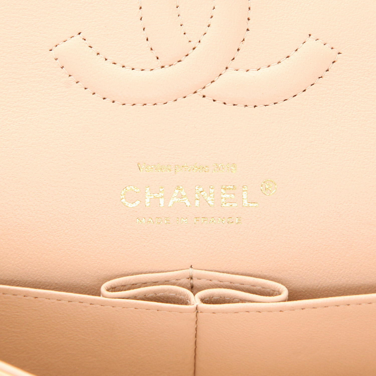 Bolso de mano Chanel  Timeless Classic en cuero acolchado beige - Detail D2