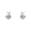 Paire de boucles d'oreilles Chaumet Lien moyen modèle en or blanc - 00pp thumbnail