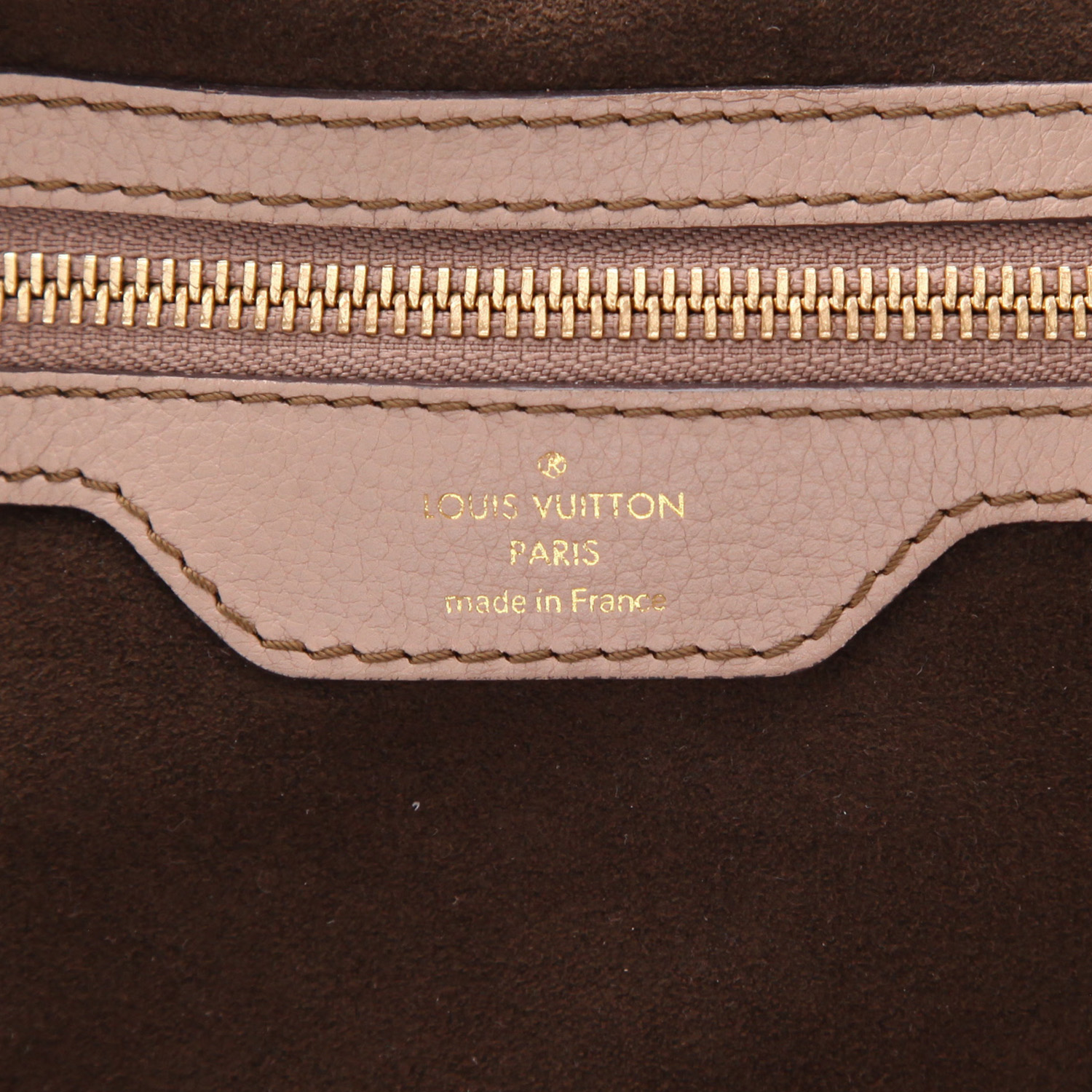Sac à main Louis Vuitton  L en cuir Mahina taupe - Detail D2