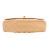 Bolso de mano Chanel  Timeless modelo mediano  en cuero granulado acolchado beige - Detail D1 thumbnail