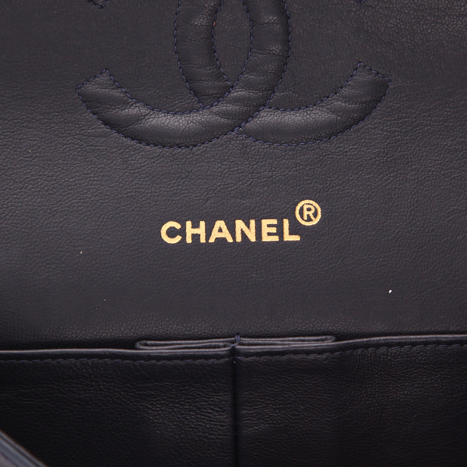 Chanel  Timeless Classic handbag  in navy blue quilted leather - Detail D2