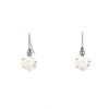 Paire de boucles d'oreilles Chanel Camelia en or blanc, agate et diamants - 360 thumbnail