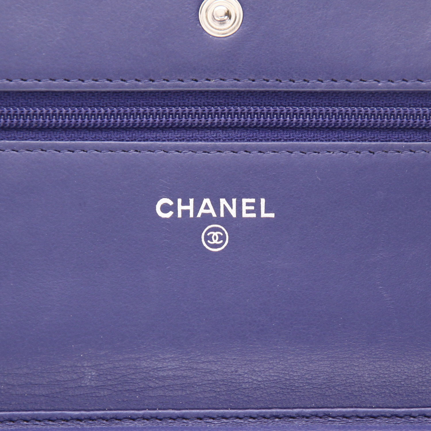 Bolso bandolera Chanel  Wallet on Chain en cuero acolchado azul - Detail D2
