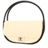 Bolso de mano Chanel  Hula Hoop en cuero negro y blanquecino - 00pp thumbnail