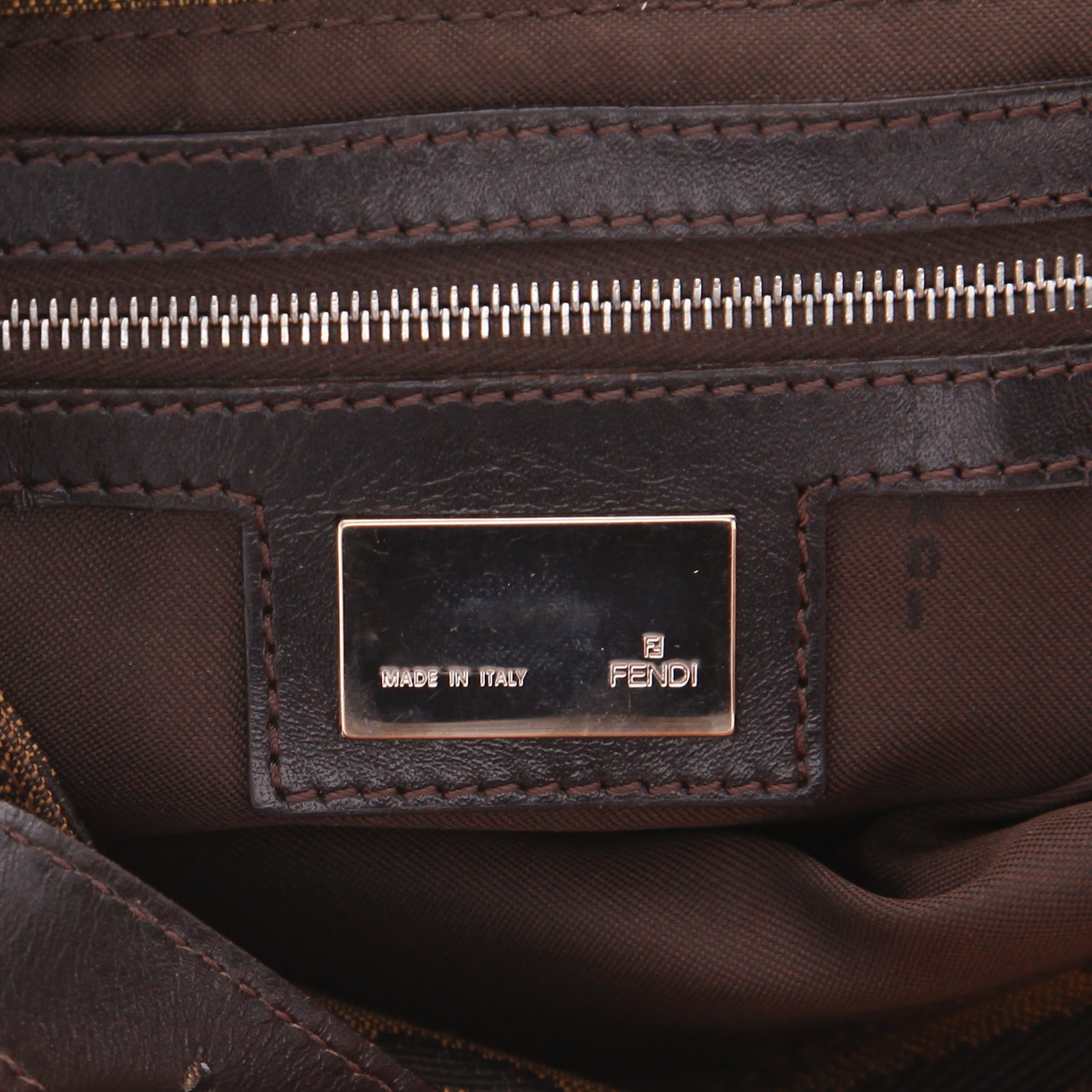 Bolso de mano Fendi  Baguette en lona marrón y cuero marrón - Detail D2