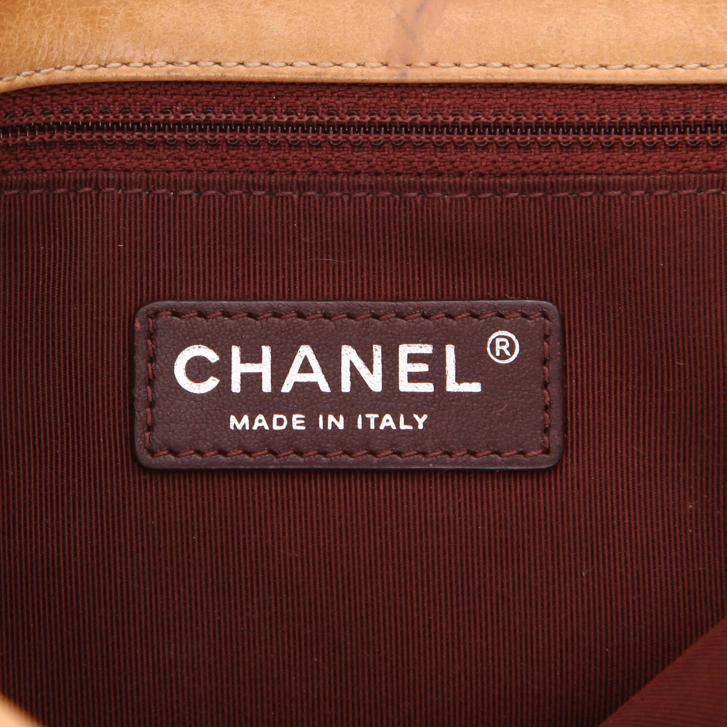 Chanel Coco Boy shoulder bag in beige quilted leather - Detail D2