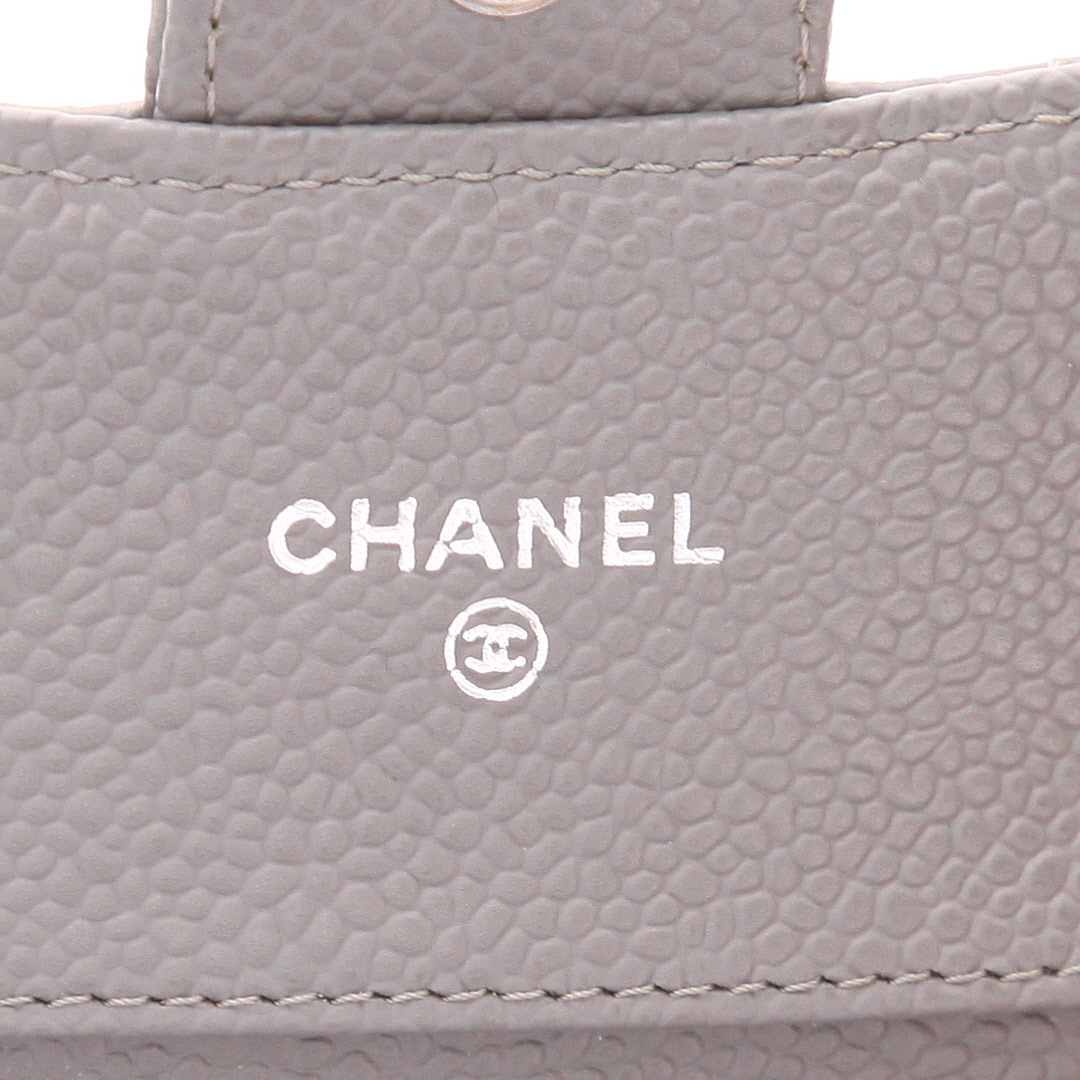 Portafogli Chanel  Classic Wallet modello piccolo  in pelle martellata e trapuntata grigia - Detail D2