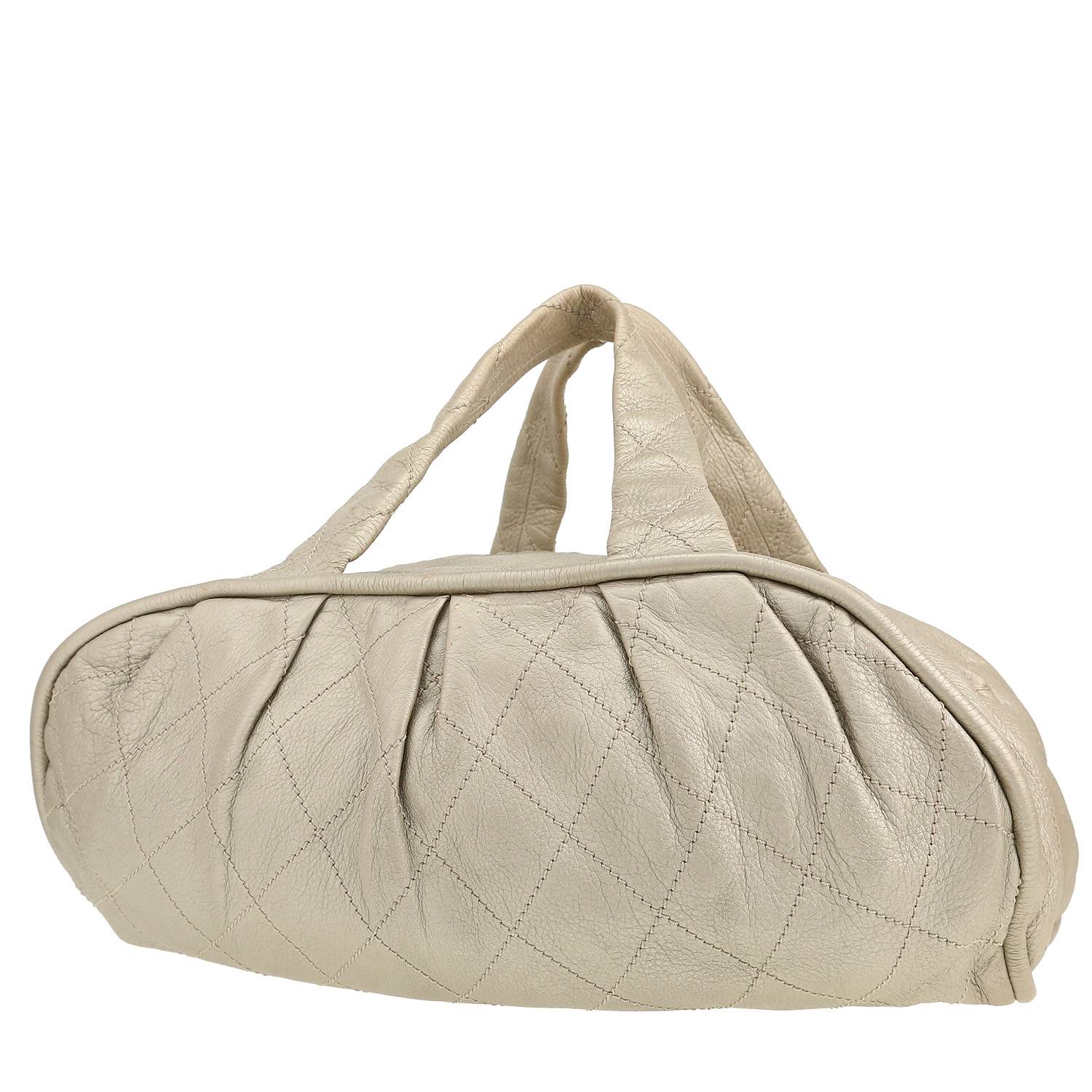 Chanel   handbag  in silver quilted leather