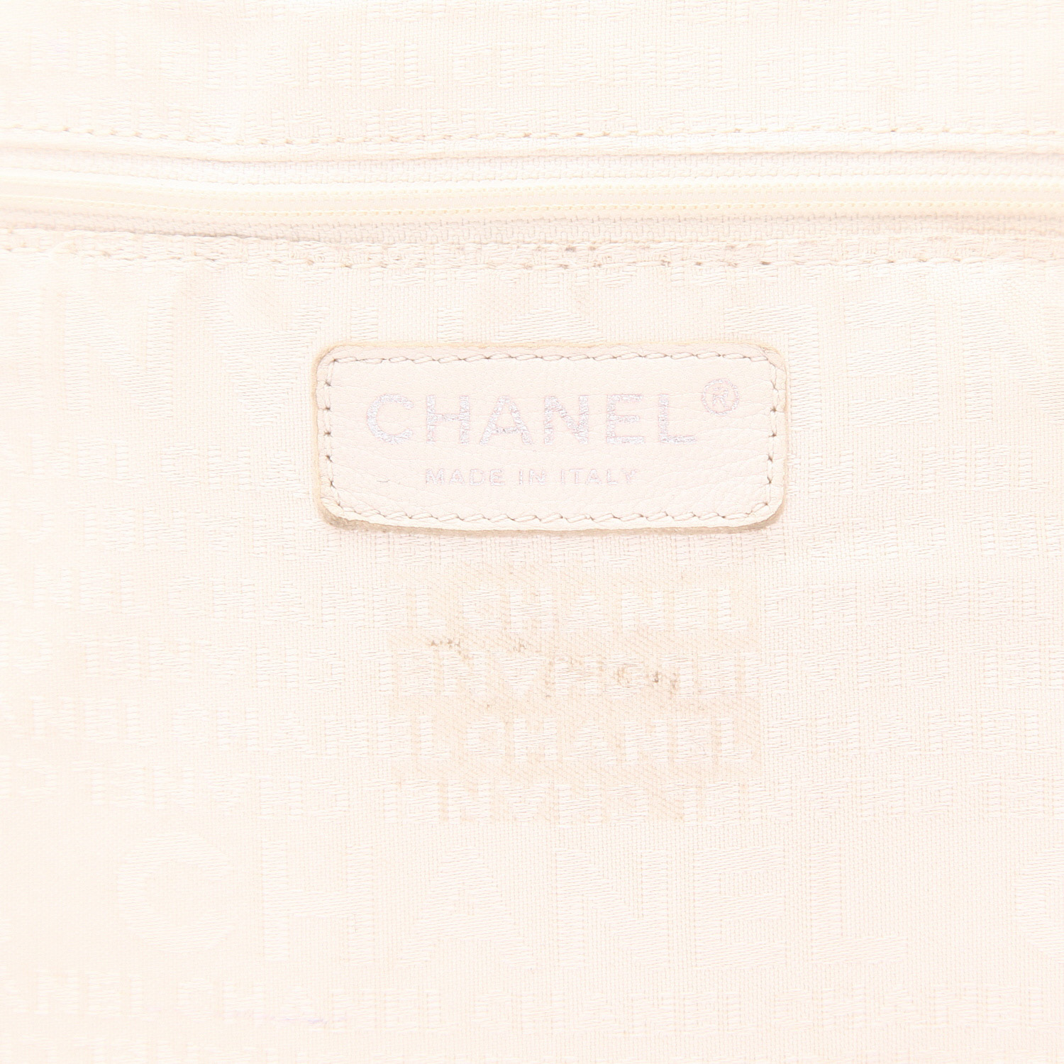 Sac à main Chanel   en cuir matelassé argenté - Detail D2