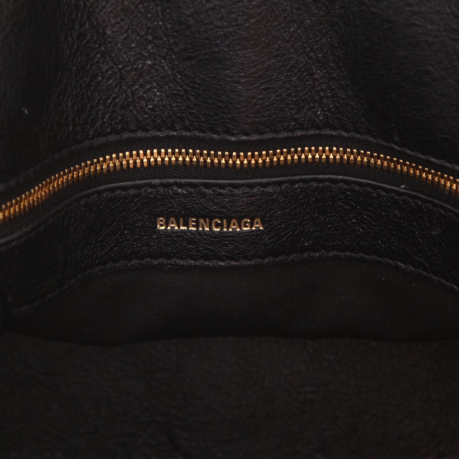 Balenciaga Ville Top Handle shoulder bag in black and white leather - Detail D2