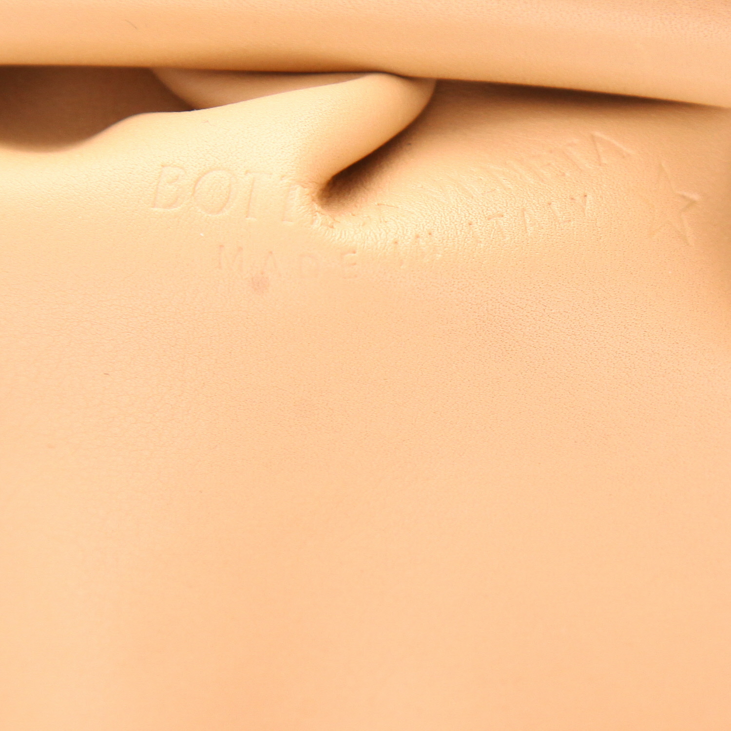Pochette Bottega Veneta Pouch in pelle beige - Detail D2