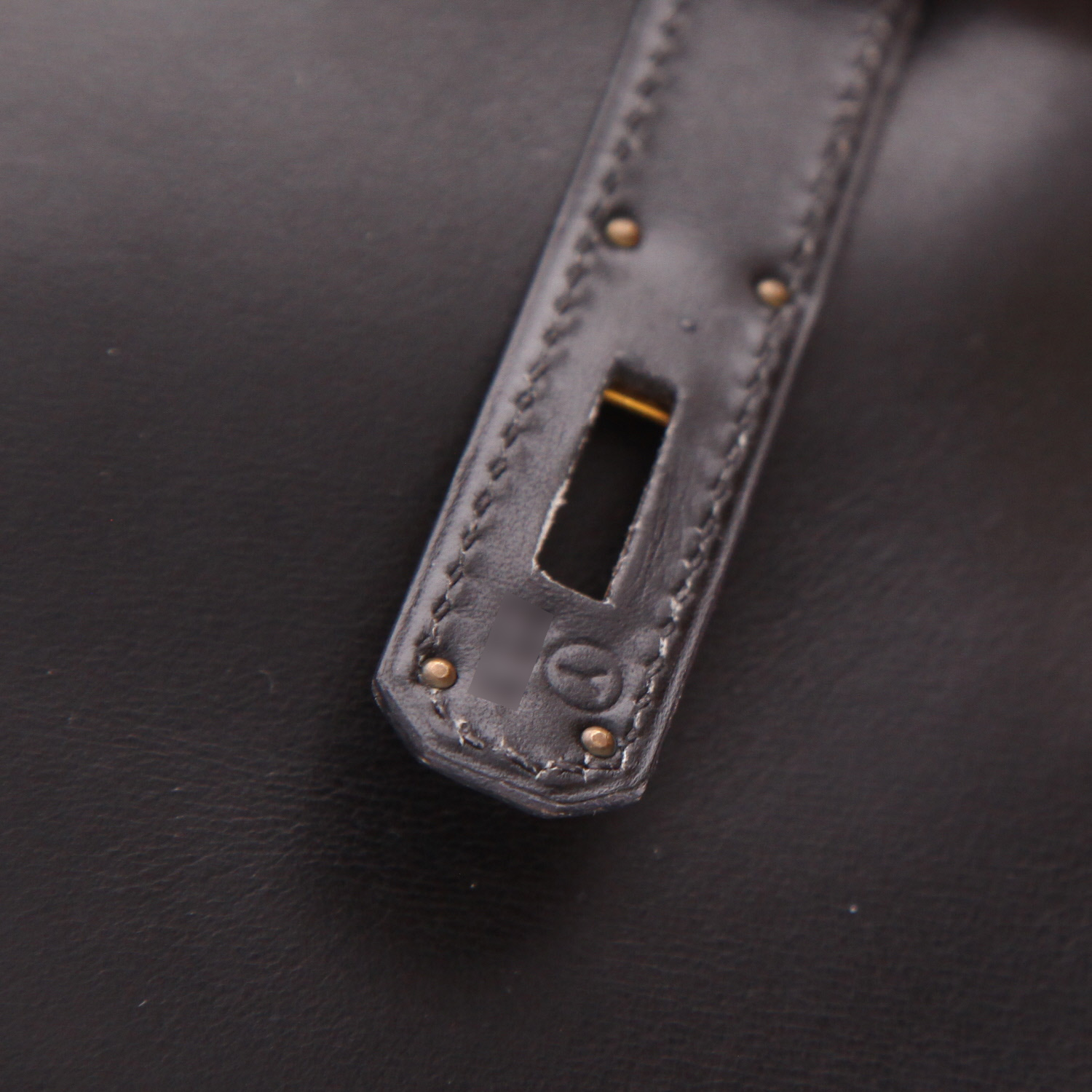 Hermès  Kelly 28 cm handbag  in black box leather - Detail D4