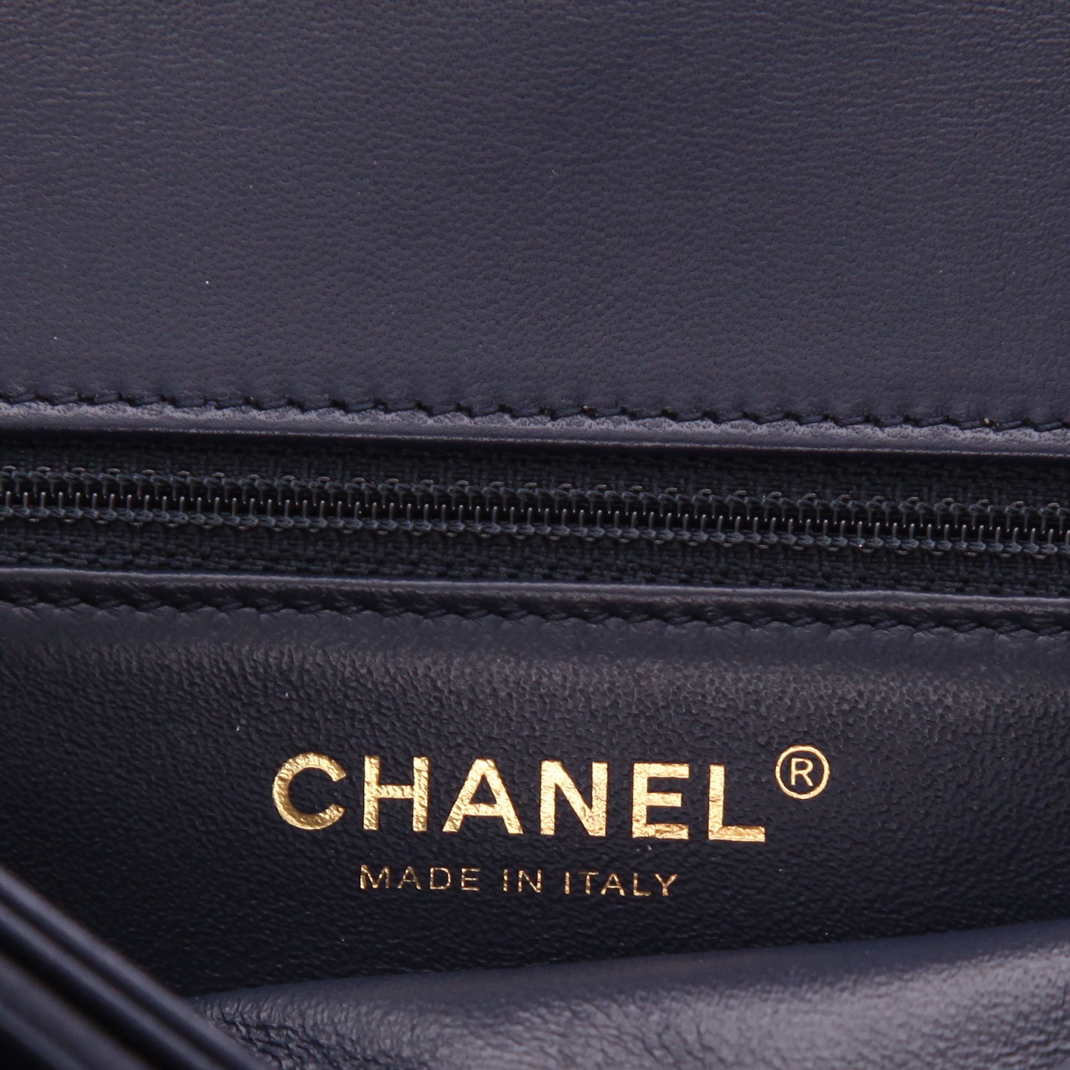 Chanel Trendy CC shoulder bag in navy blue quilted leather - Detail D2
