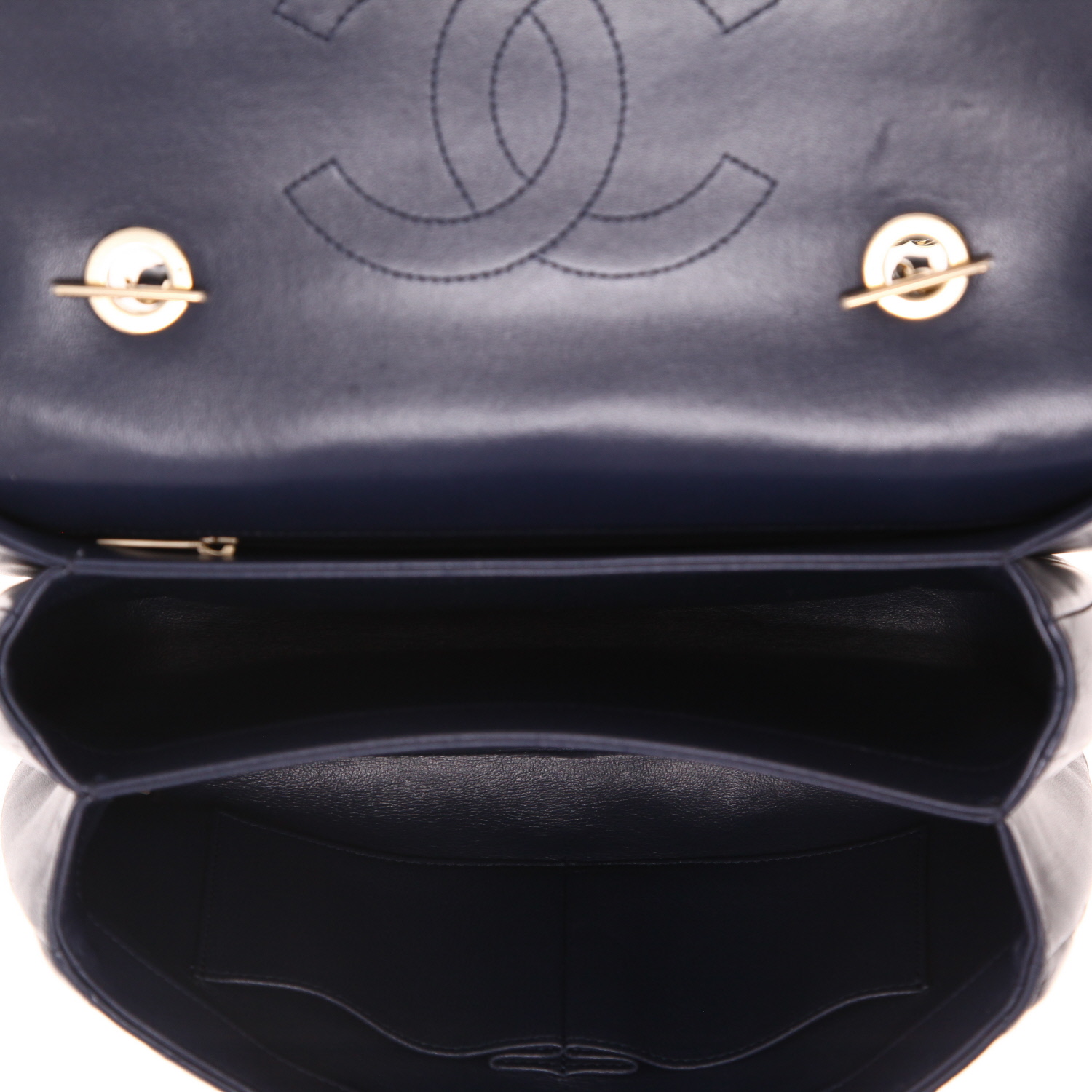 Chanel Trendy CC shoulder bag in navy blue quilted leather - Detail D3