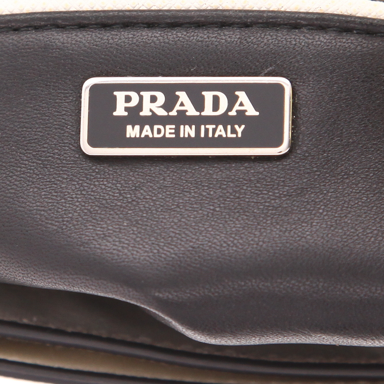 Bolso de mano Prada   en cuero saffiano blanco - Detail D2