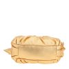 Bolso para llevar al hombro Miu Miu   en cuero dorado - Detail D1 thumbnail