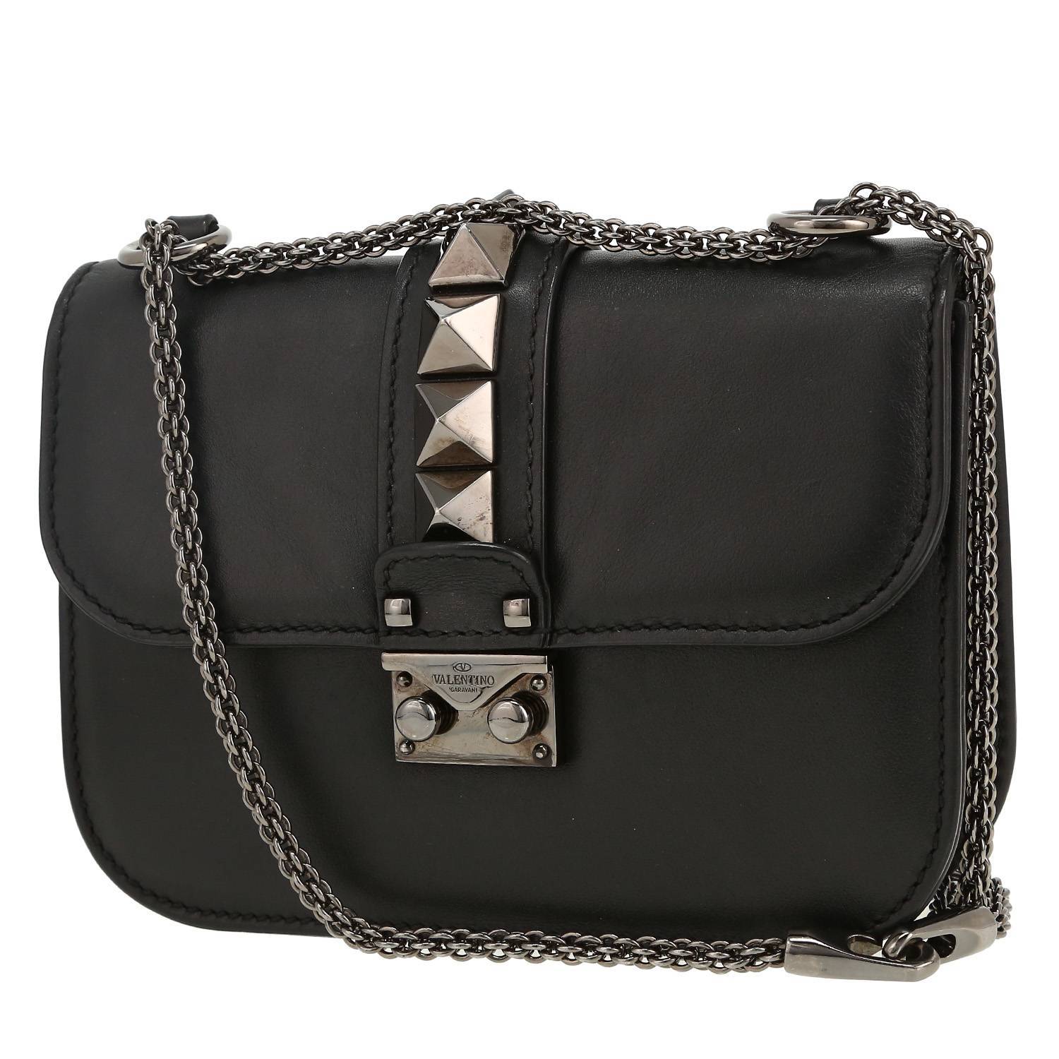 Bolso bandolera Valentino Garavani  Rockstud modelo pequeño  en cuero negro