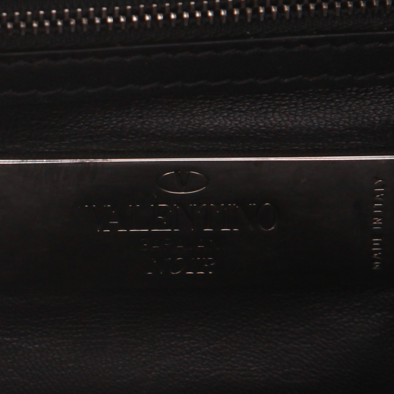 Bolso bandolera Valentino Garavani  Rockstud modelo pequeño  en cuero negro - Detail D2