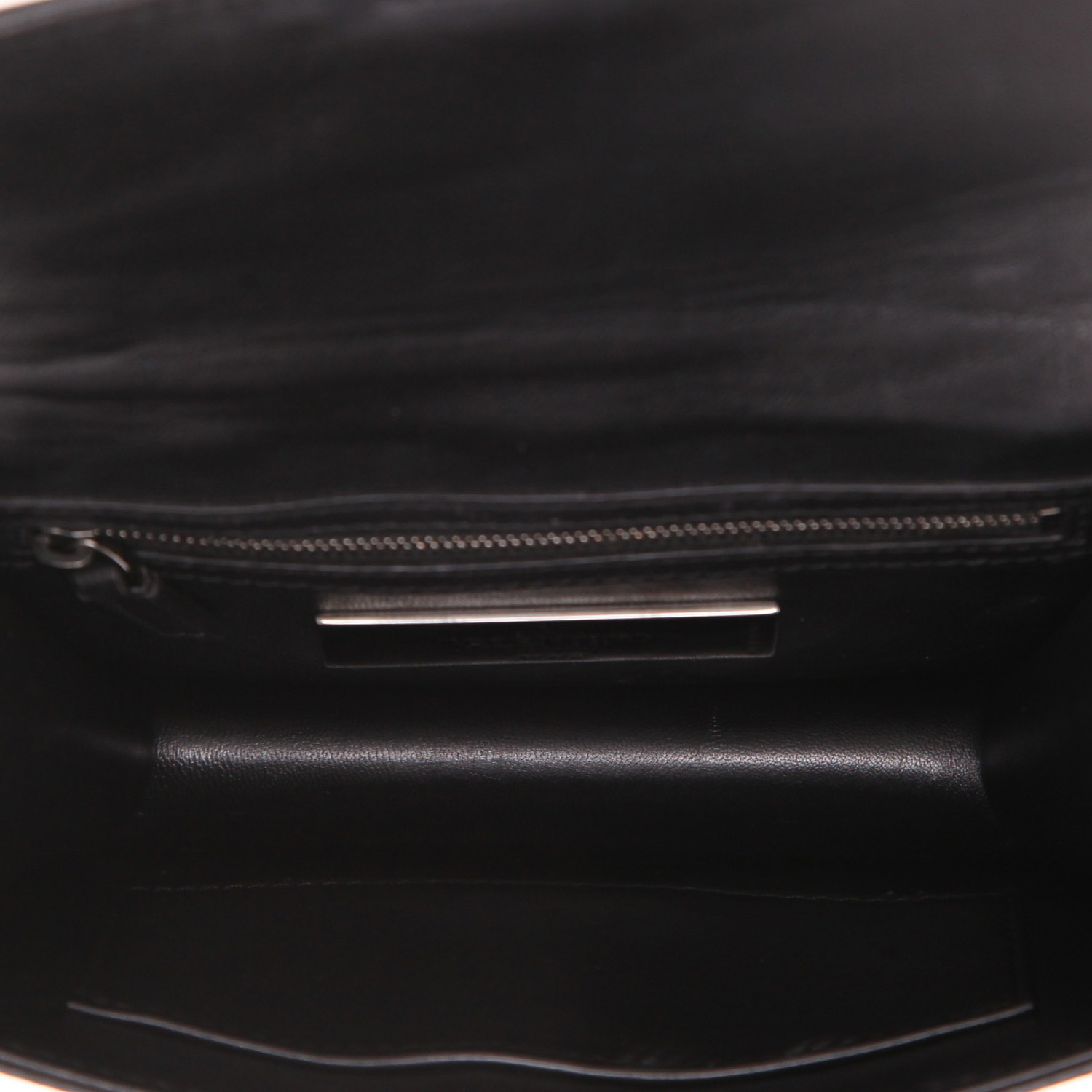 Bolso bandolera Valentino Garavani  Rockstud modelo pequeño  en cuero negro - Detail D3