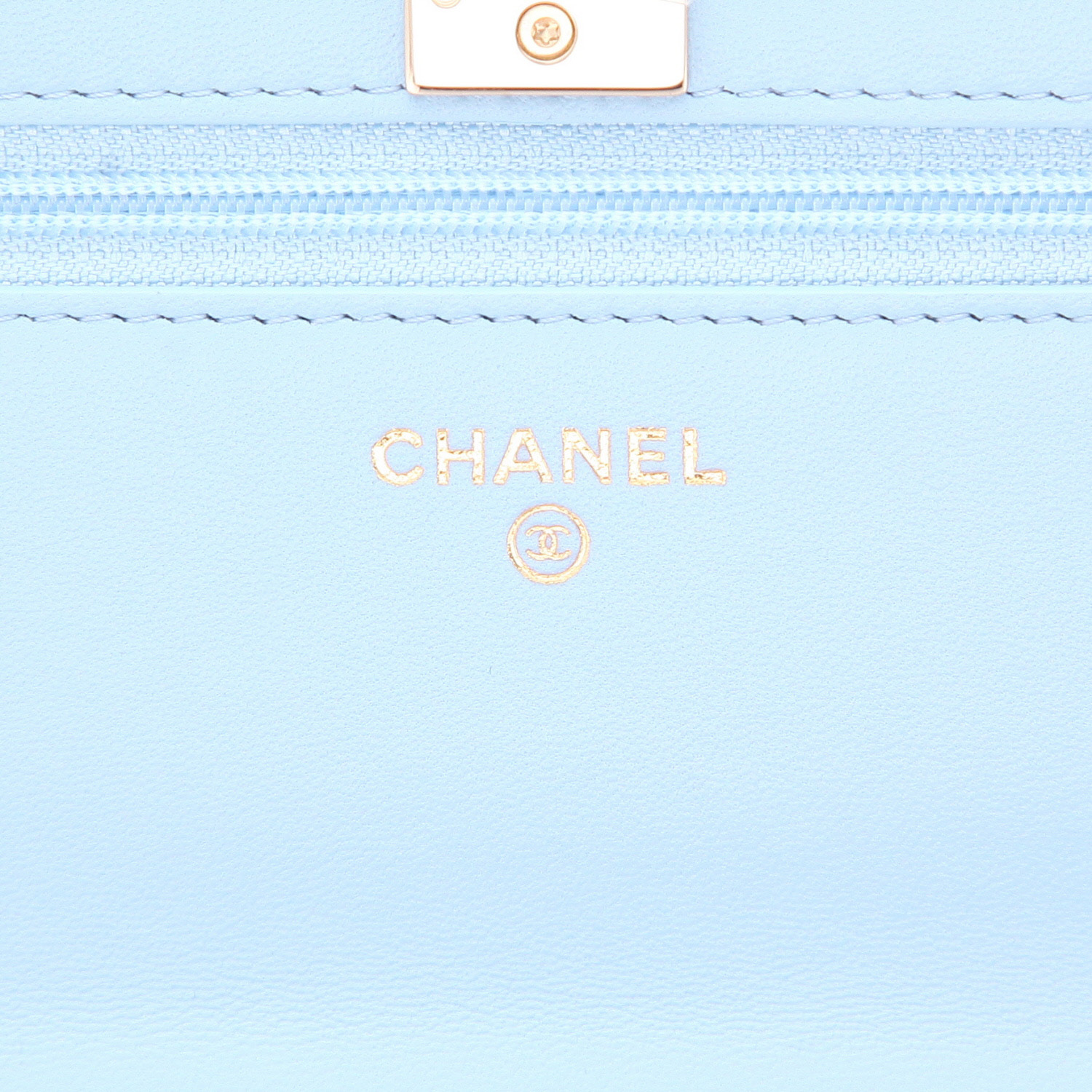 Chanel  Wallet on Chain shoulder bag  in light blue quilted leather - Detail D2