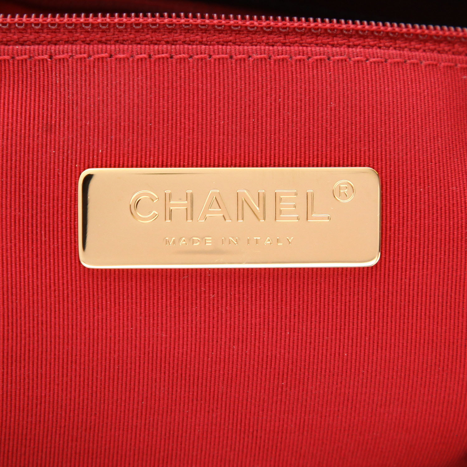 Bolso bandolera Chanel  19 en cuero acolchado negro - Detail D2