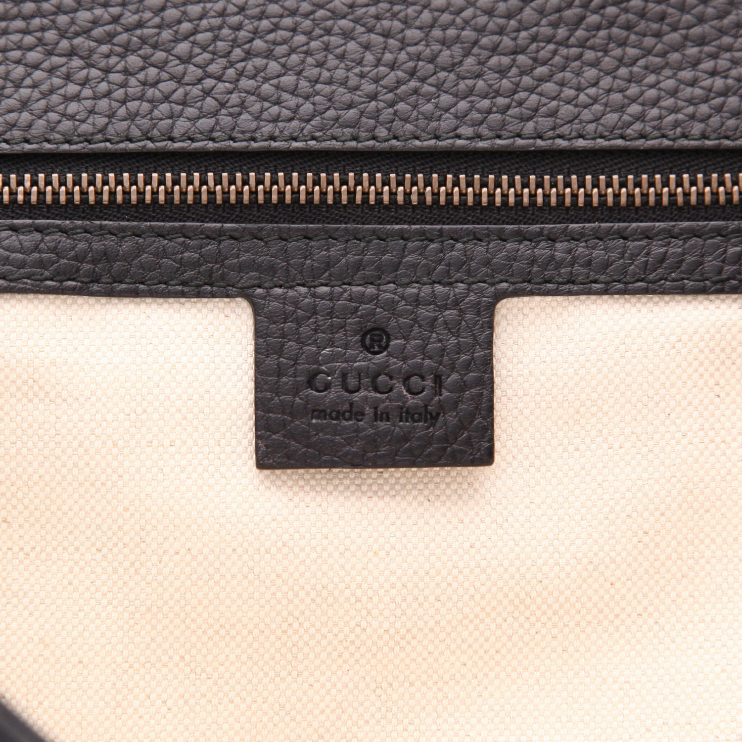 Bolso de mano Gucci  GG Marmont en cuero granulado negro - Detail D2