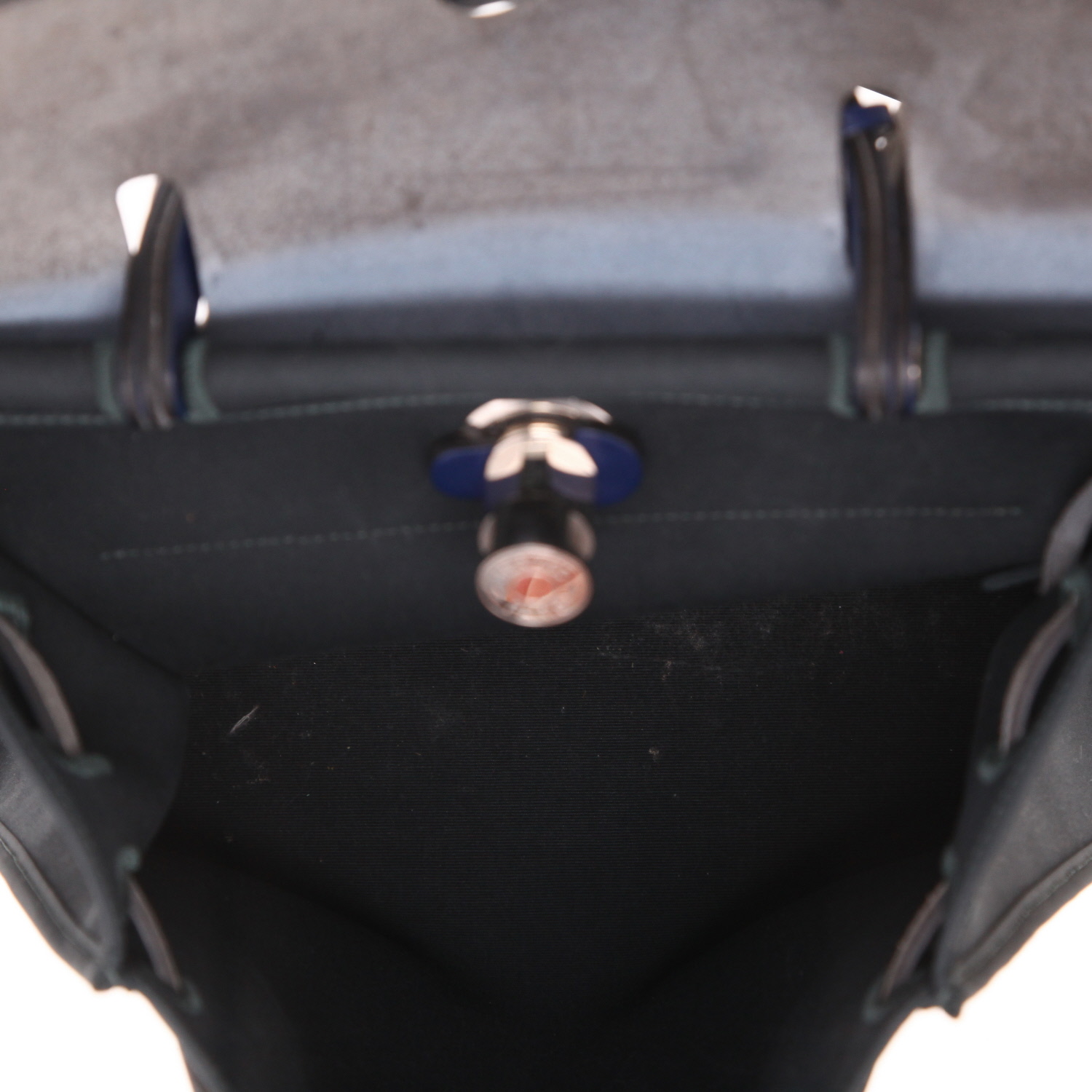 Bolso de mano Hermès  Herbag en lona negra y cuero azul marino - Detail D3