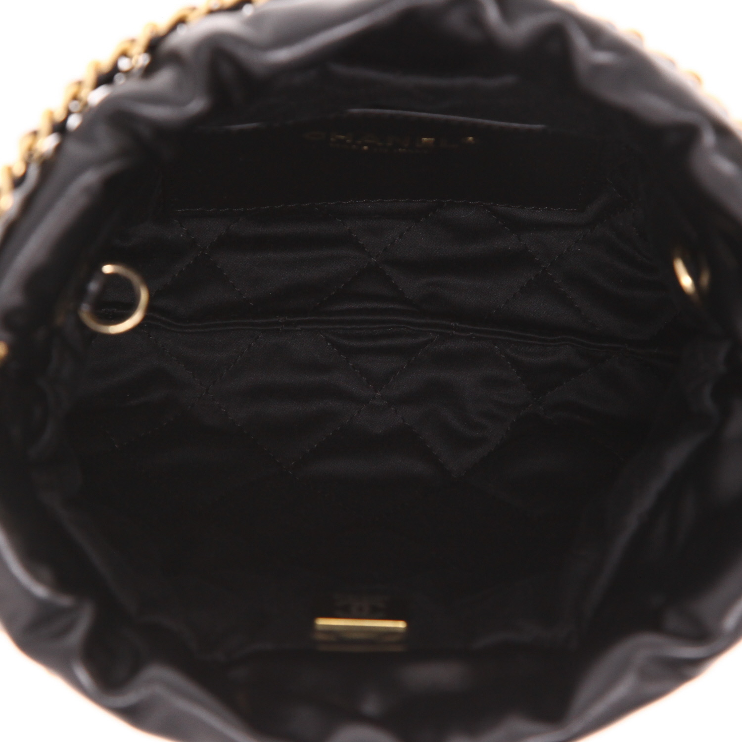 Sac bandoulière Chanel  22 mini  en cuir noir - Detail D3