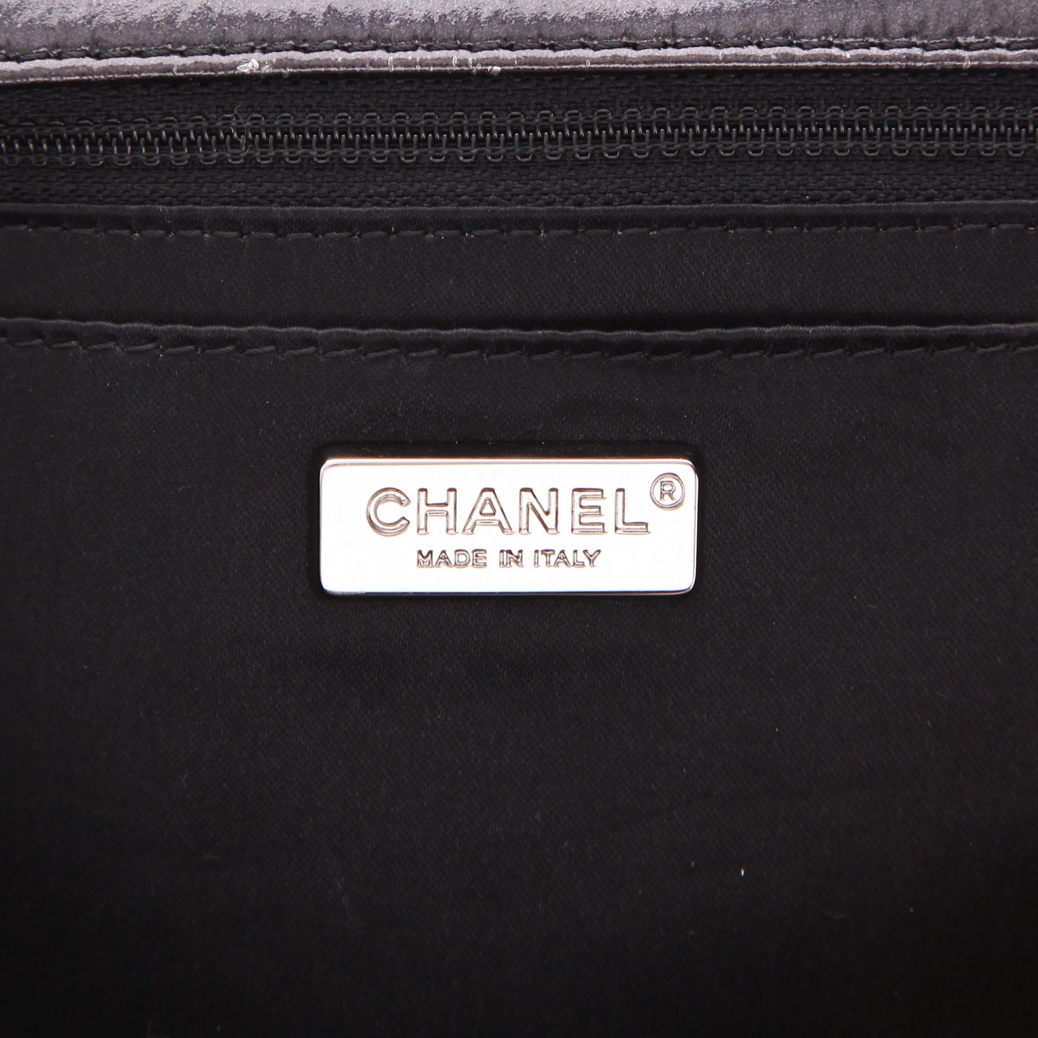 Bolso de mano Chanel  Timeless en cuero negro - Detail D2