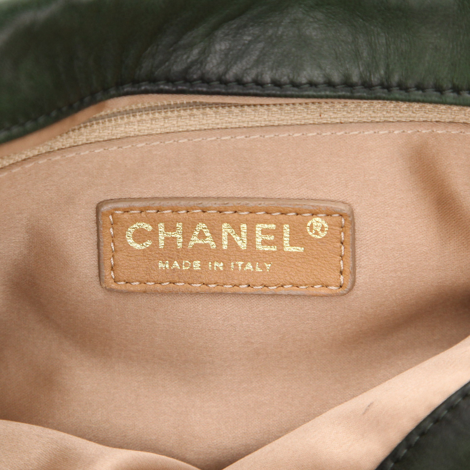 Bolso de mano Chanel   en cuero acolchado verde - Detail D2