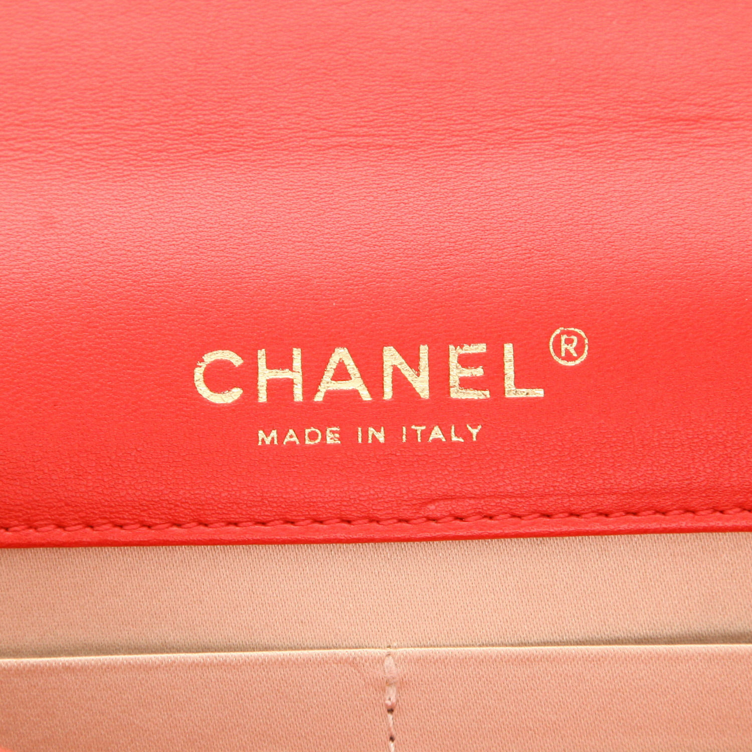 Sac bandoulière Chanel  Wallet on Chain en cuir matelassé rouge - Detail D2