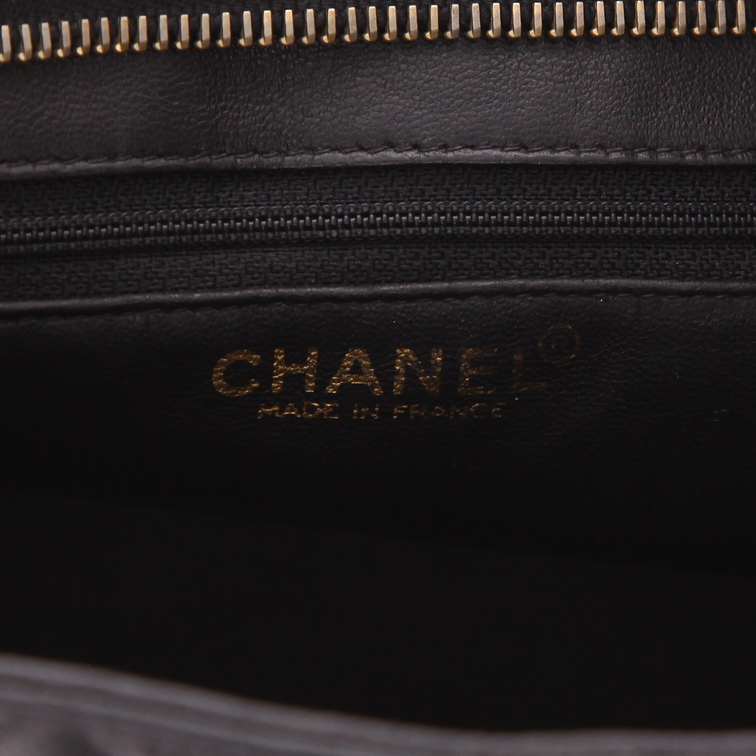 Bolso de mano Chanel  Medaillon en cuero granulado acolchado negro - Detail D2