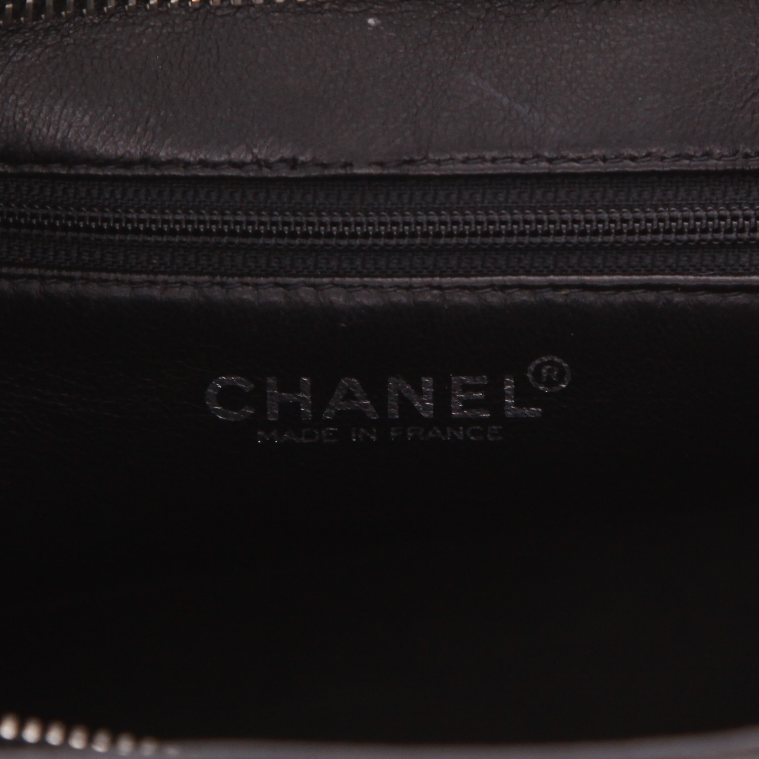 Chanel Medaillon handbag in black quilted grained leather - Detail D2