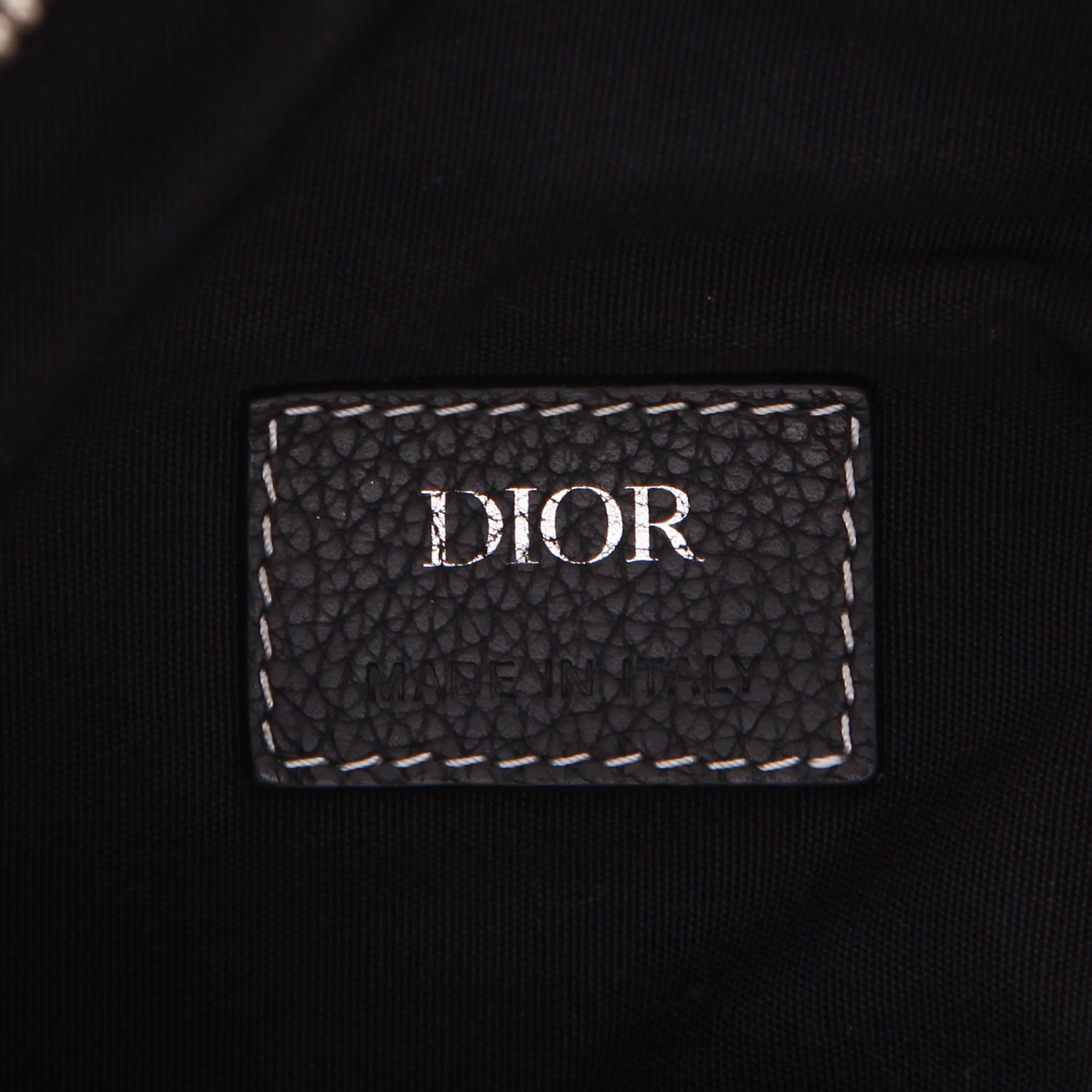 Sac bandoulière Dior Saddle en cuir grainé noir - Detail D2