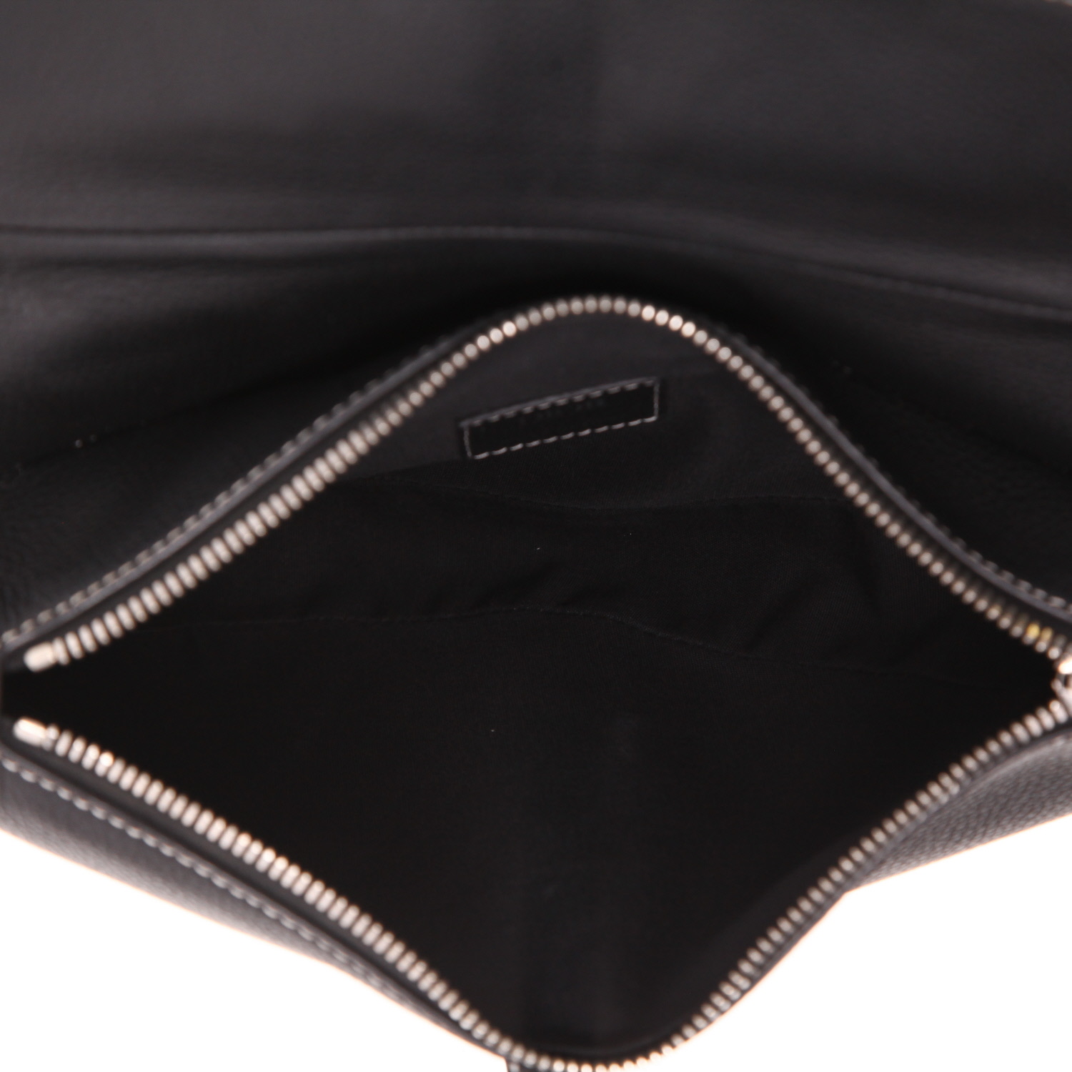 Sac bandoulière Dior Saddle en cuir grainé noir - Detail D3
