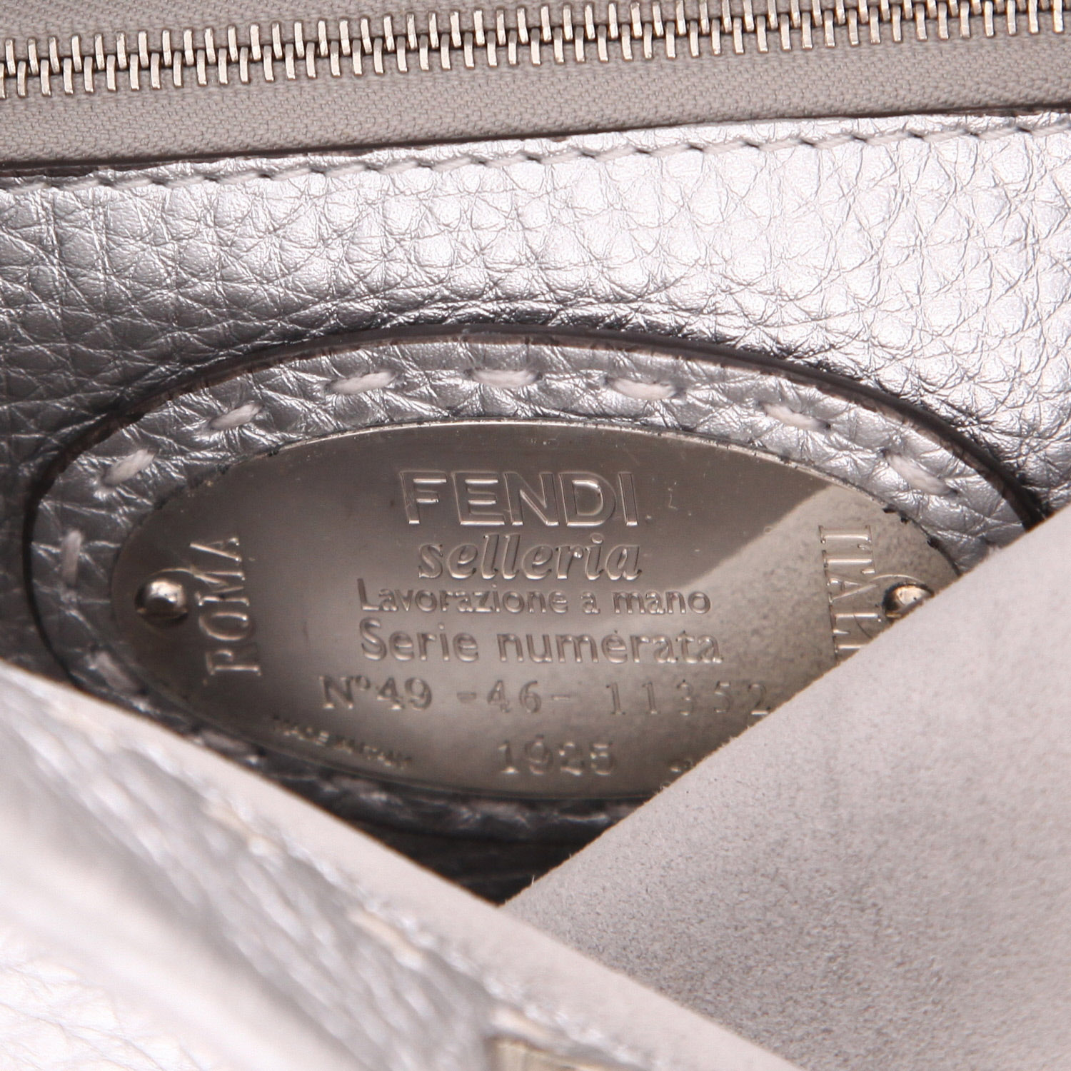 Fendi Peekaboo mini handbag in silver grained leather - Detail D2