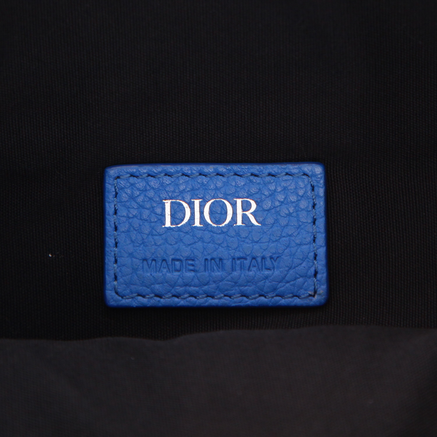 Bolso bandolera Dior Saddle en cuero granulado azul - Detail D2