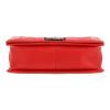 Sac bandoulière Chanel  Boy petit modèle  en cuir matelassé rouge - Detail D1 thumbnail