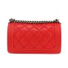 Sac bandoulière Chanel  Boy petit modèle  en cuir matelassé rouge - Detail D4 thumbnail