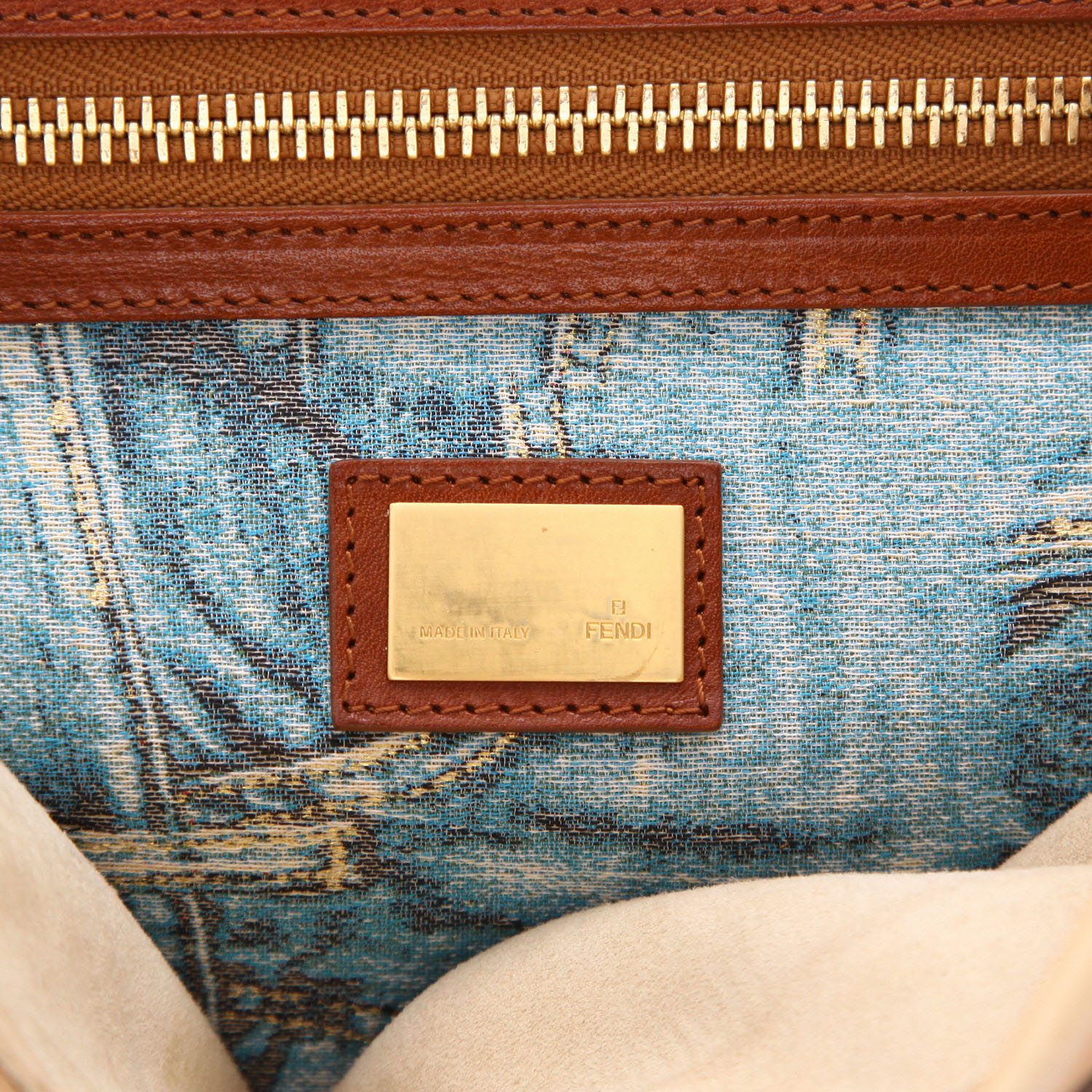 Sac à main Fendi Peekaboo en cuir beige - Detail D2