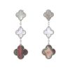 Paire de pendants d'oreilles Van Cleef 
Arpels Magic Alhambra en or blanc, nacre et calcédoine - 360 thumbnail