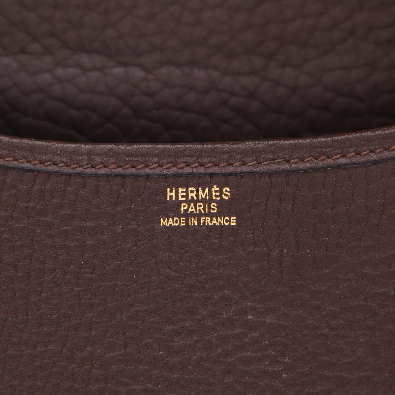 Bolso bandolera Hermès  Duffle en cuero Fjord marrón - Detail D2