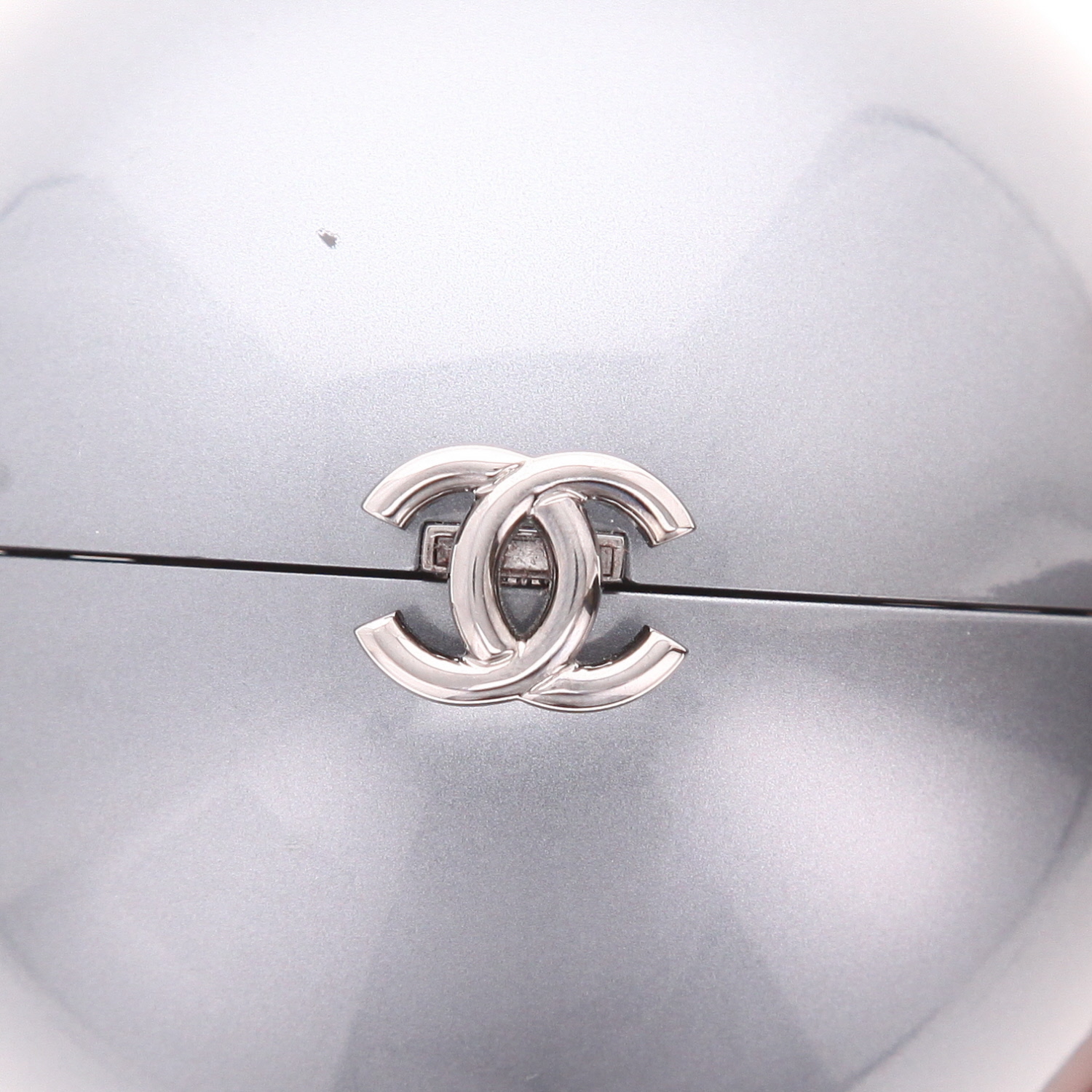 Minaudière Chanel  Pearl en plexiglas gris argenté - Detail D2