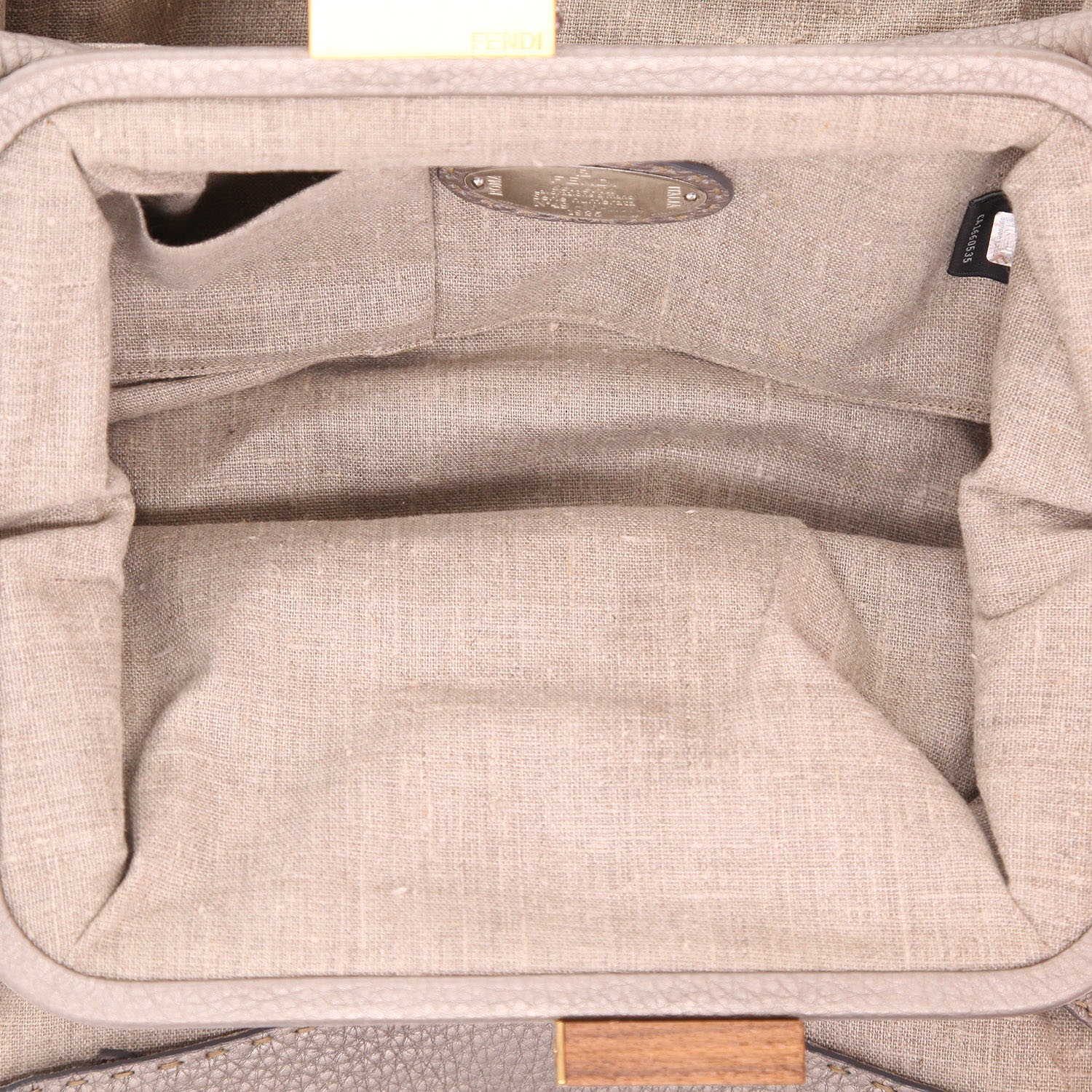 Bolso de mano Fendi   en cuero granulado plateado - Detail D3