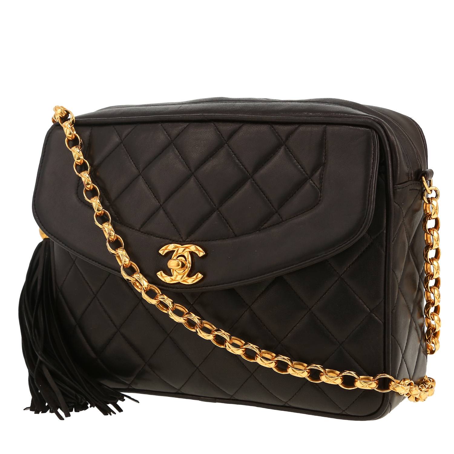 Chanel shoulder bag in black quilted leather
