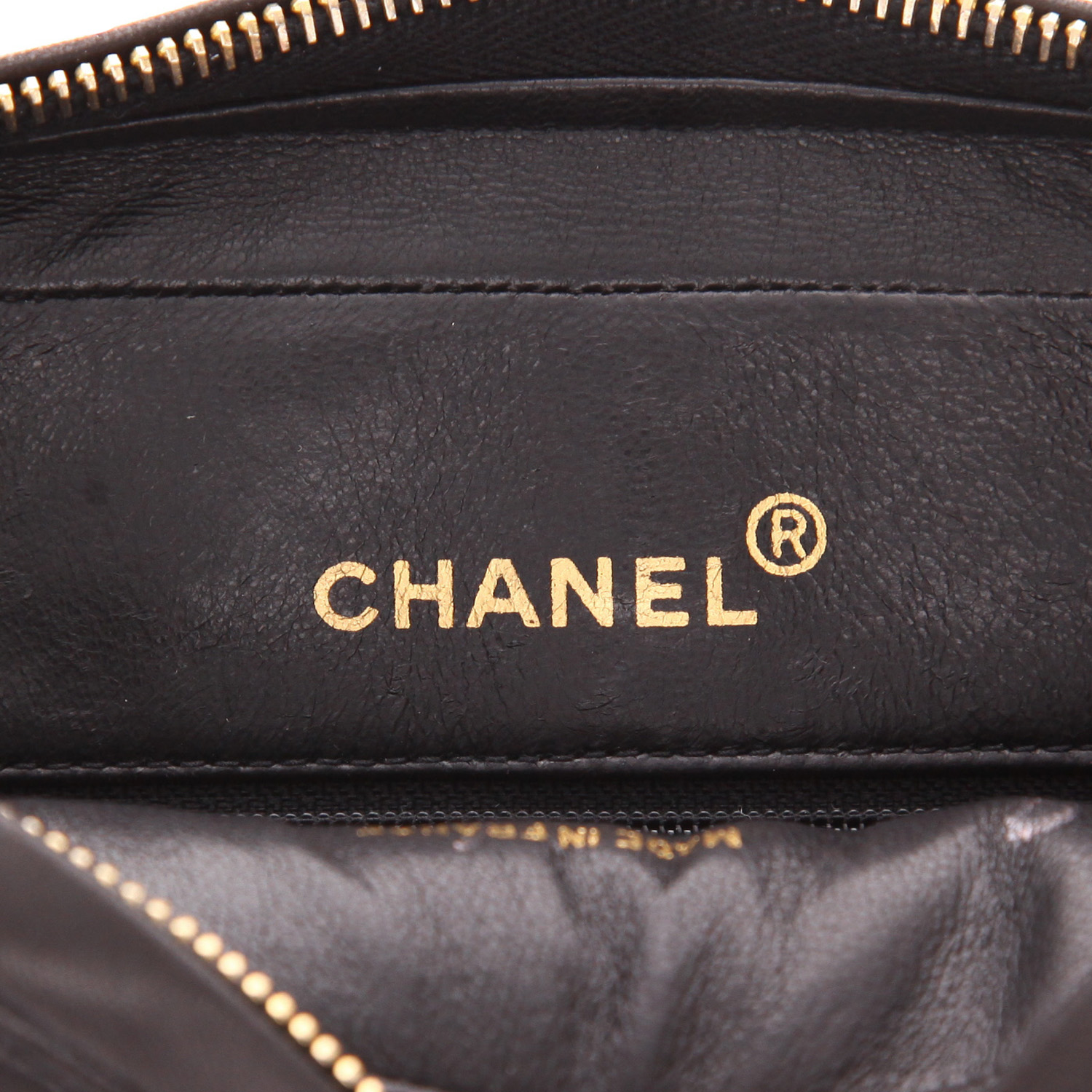 Bolso bandolera Chanel en cuero acolchado negro - Detail D2