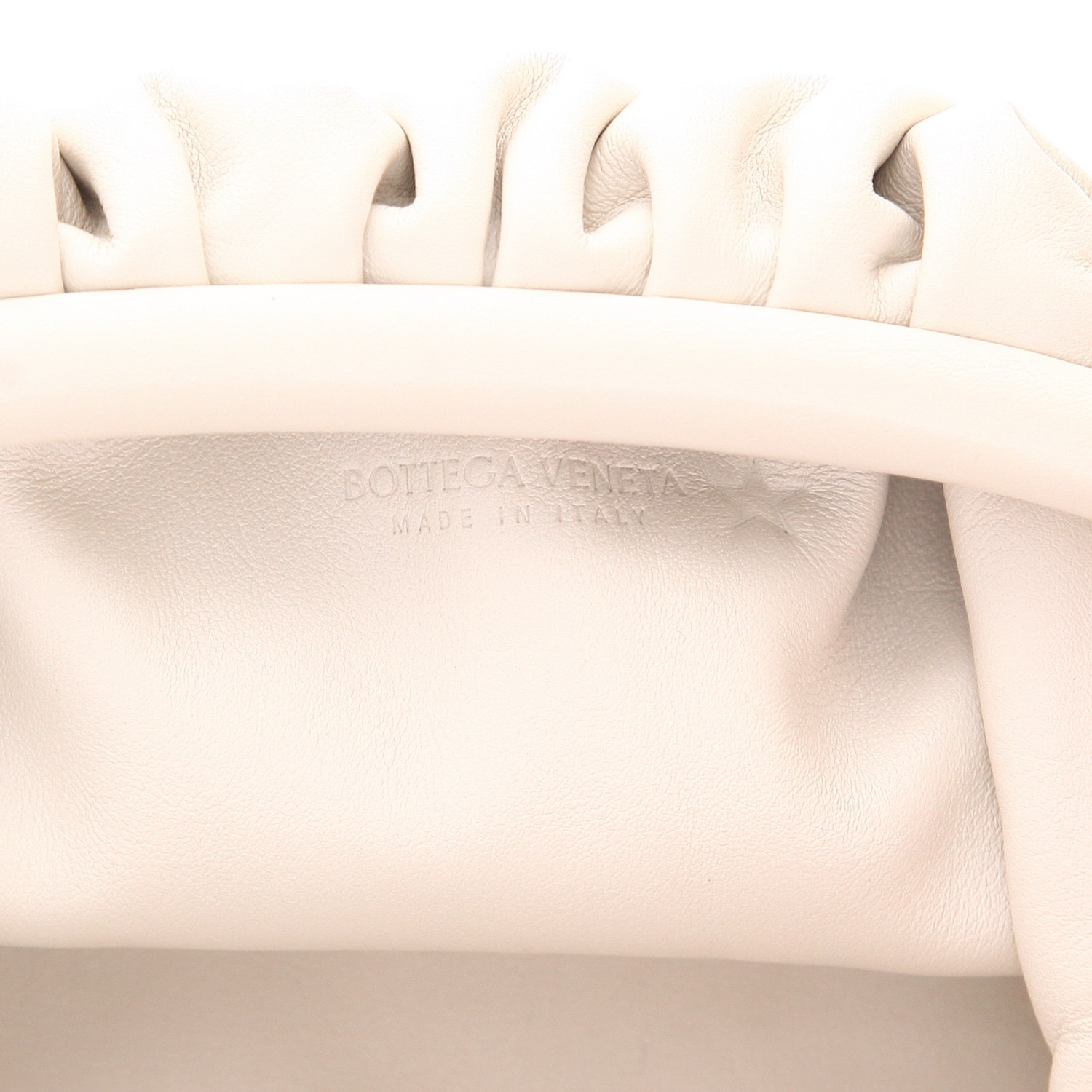 Bolso/bolsito Bottega Veneta  Pouch mini  en cuero blanco - Detail D2